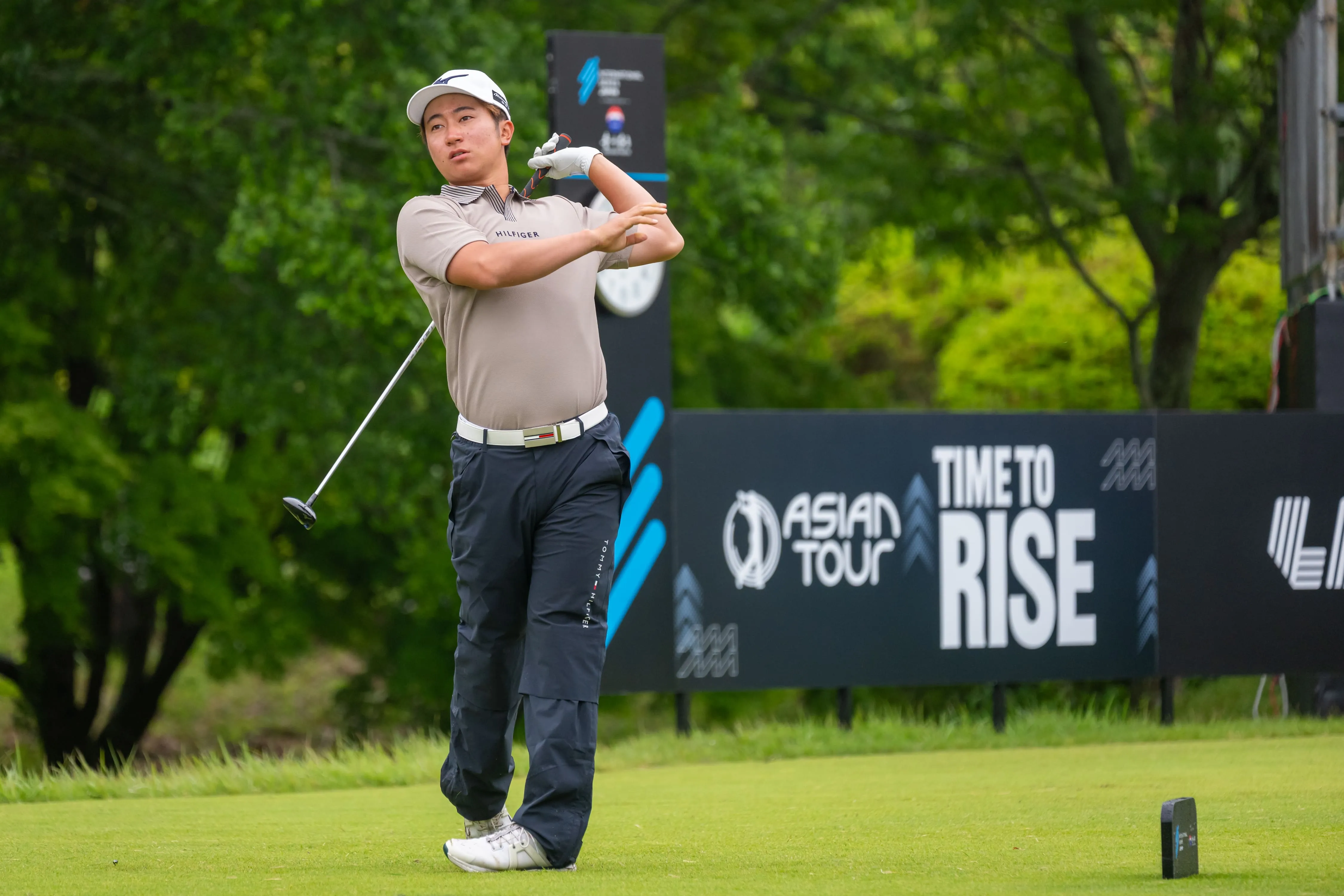 Late eagles lift Herbert to three-way lead with Song and Sugiura in Japan